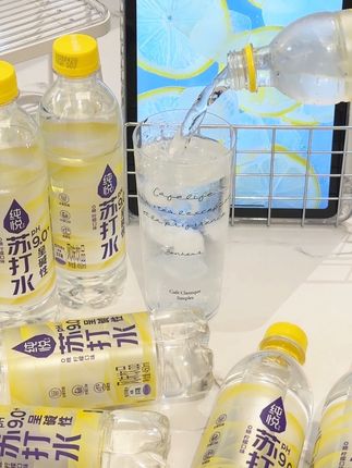 纯悦苏打水太懂饮食不规律的打工人了!大鱼大肉重油重辣有它就够了,吃完饭来一瓶平衡一下肚子超舒服~#纯悦 #苏打水 #无气苏打水 #碱性苏打水 #大餐搭子