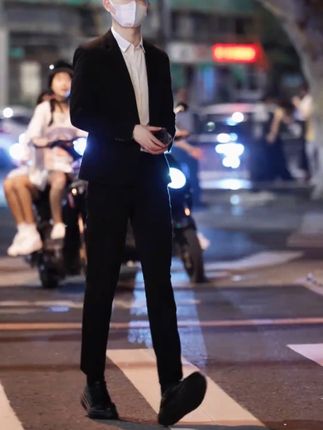 降价了!降价了!大哥老弟们,这个秋天你啥也不买,也要给自己来上一条时尚潮流修身百搭小脚裤,不是因为有多便宜,是穿上着实太舒适了,还特别的时尚百搭。女孩子就喜欢男人穿这种修身的小脚裤,你不管是搭配 t 恤衫、衬衫、西装,都特别的阳光帅气,立体裁剪的一个设计,特别的凸显男人的身材。 弹力透气面料,久坐开车也没有束缚感,这么时尚百搭直筒小脚西裤,男人的衣柜一定要有,主要是它的价格还不贵,您穿上还特别的时尚潮流帅气。喜欢的大哥老弟们赶紧到左下方小黄车选上一条回家搭配衣服穿吧,因为真的是特别能彰显你独特的气质。#休闲裤 #男装裤子 #春秋新款 #品质男装 #小脚裤