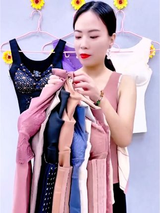 天气越来越冷了,姐妹们快来试试这件超火的保暖内衣吧!它穿上后不仅暖和还舒服,而且还能帮助你塑形美体,让你拥有好看的身材。它是德绒的面料,可以有效锁住温度,非常保暖,并且还是加绒加厚的设计,特别适合怕冷的人穿。有了它,冬天再也不用把自己裹得像个粽子了!#保暖背心 #德绒保暖背心 #德绒保暖收腹背心 #收腹背心 #收腹背心女