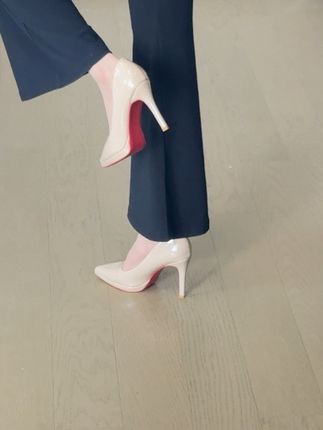 姐妹们,这双裸色防水台高跟鞋真的太绝了!非常适合秋冬搭配衣服穿。裸色的鞋子真的是百搭又好看啊!#气质高跟鞋 #高跟鞋穿搭 #高跟鞋 #防水台高跟鞋 #今日穿搭look
