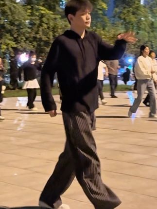 点播率第一的舞蹈《黄昏》配乐之《情人桥》#广场舞 #路人视角 #日常分享