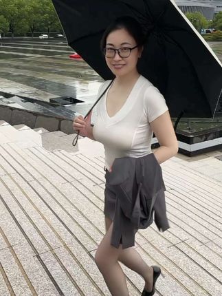 风来听风 雨来听雨 陷入雨天的氛围里#高级感穿搭#通勤搭配