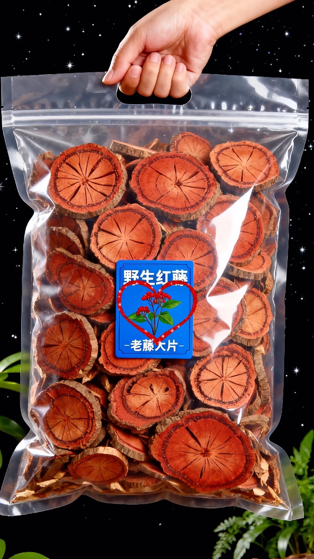 从云南深山里采撷的野生红藤,带着山林晨露的清润,经自然日晒慢慢收干水分。没有额外加工,不添多余修饰,只保留藤木本身的棕红原色,以及日晒后浅浅的木质气息。  每一片红藤片都带着自然的纹理,是阳光与时间共同勾勒的印记,触感扎实,形态质朴。从深山到茶席,从新鲜藤条到干燥切片,全程遵循自然规律,让这份来自云南山野的本真,以最纯粹的模样呈现。#红藤 #红藤切片 #超便宜超划算#好东西一起分享#强烈推荐