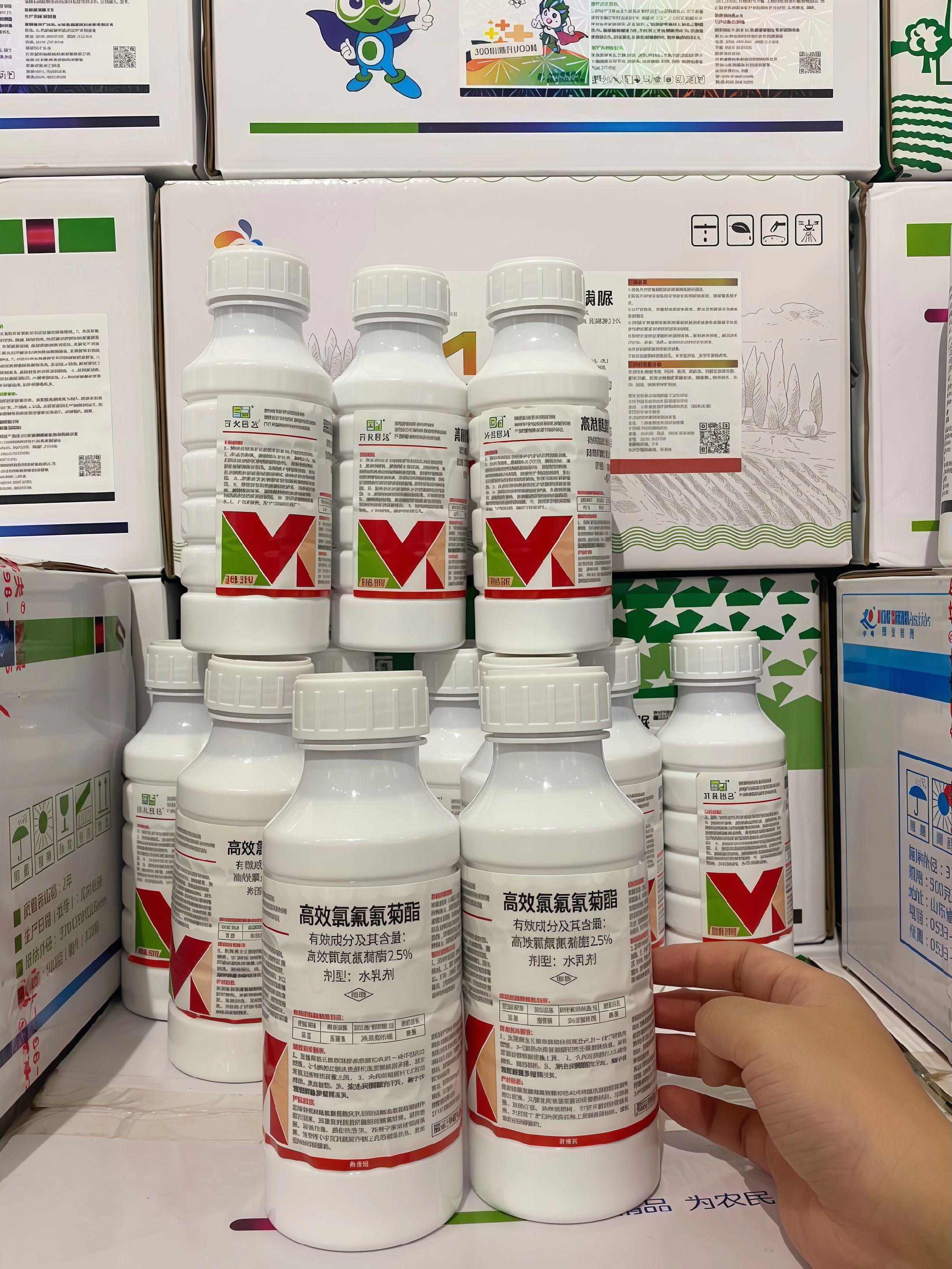 高效氯氟氰菊酯,农户杀虫好帮手高效氯氟氰菊酯,可是农户常用的杀虫“利 器”。对甜菜叶蛾、蓟马、飞虱、小黑飞、烟青虫、吊丝虫等多种害虫,都有出色的防治效果。 不管是蔬菜,还是小麦、棉花、果树、茶树、烟叶、水稻、花卉等作物,它都能派上用场,防治害虫不在话下。而且,它能在作物体内持续发挥杀虫作用,还不会伤害作物,妥妥的“护株使者”。 一瓶500g,用两瓶盖兑30斤水,喷施到作物上就行。要是你正好需要,点击左下角厂家活动链接就能下单,厂家直发,正品保障,帮你轻松解决害虫烦恼~ #杀虫剂 #病虫害防治 #抖音助农 #高效氯氟氰菊酯 #农业种植