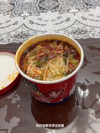 #妈呀太香了 #无辣不欢的吃货 #灵魂宵夜 拜尔娜 Barna混合装重庆小面和酸辣汤8桶香辣方便冲泡宵夜速食