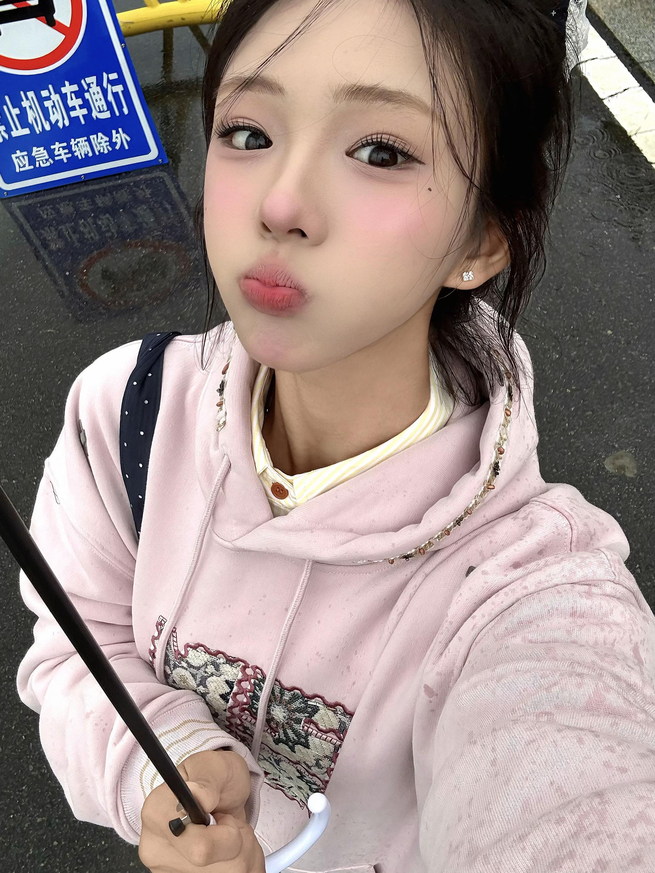 人不能天真一辈子那我天真两辈子՞-ㅅ-՞#雨季 #萌妹 #天秤