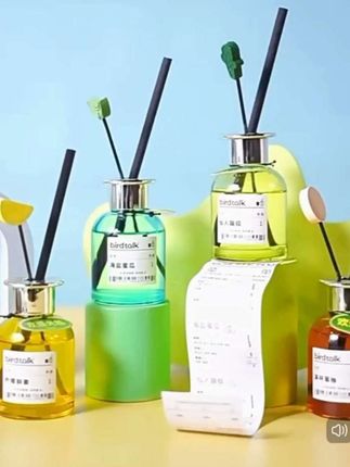 Birdtalk玩味茶香无火香薰:把春日茶山搬进卧室,给少女专属的温柔香气 不用点燃明火,拧开瓶盖就能让茶香漫满房间——前调是清新的龙井鲜叶,揉碎了晨间露水的清爽;中后调渐变成温润的烤茶甜香,混着淡淡的奶感,像捧着热乎的茶拿铁窝进被窝。 透明瓶身装着琥珀色精油,搭配简约扩香棒,摆在床头是治愈小景。持久散香不刺鼻,睡前闻着温柔茶香卸下疲惫,连梦境都沾着清甜。正品保障的安心质感,让每个少女的卧室,都有独属于自己的松弛香气。#无火香薰 #香薰 #香氛 #香薰摆件 #爆款热卖中 @抖音小助手