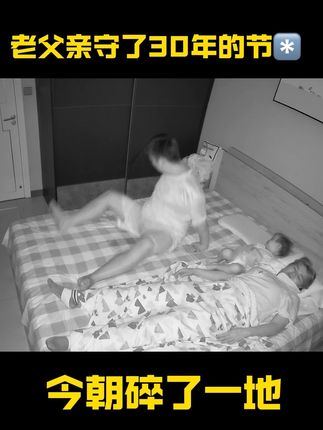 30岁老父亲惆怅了一晚上,咱也不敢说也不敢问#原谅我不厚道的笑了 #万万没想到 #监控下的一幕 #友望招财猫steam#友望布艺清洗机@DOU+小助手