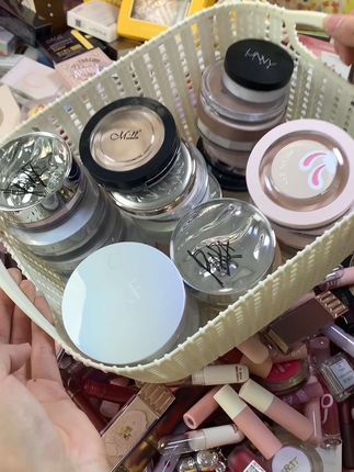 赶快来拿！冲了～这里各种各样的化妆品都有，快来直接拿了！ 早上7.30开始，超多美妆，速来直接拿走！#平价彩妆 #唇釉 #粉底液 #散粉#假睫毛