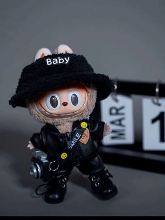 布布的机车小皮衣有点Man#泡泡马特 #潮玩手办 #labubu #拉布布娃衣