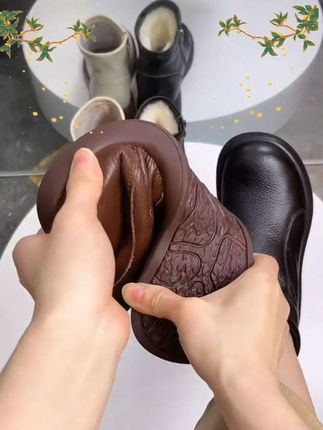 软底软皮妈妈鞋羊毛棉鞋厚底短靴马丁靴保暖女鞋秋冬季