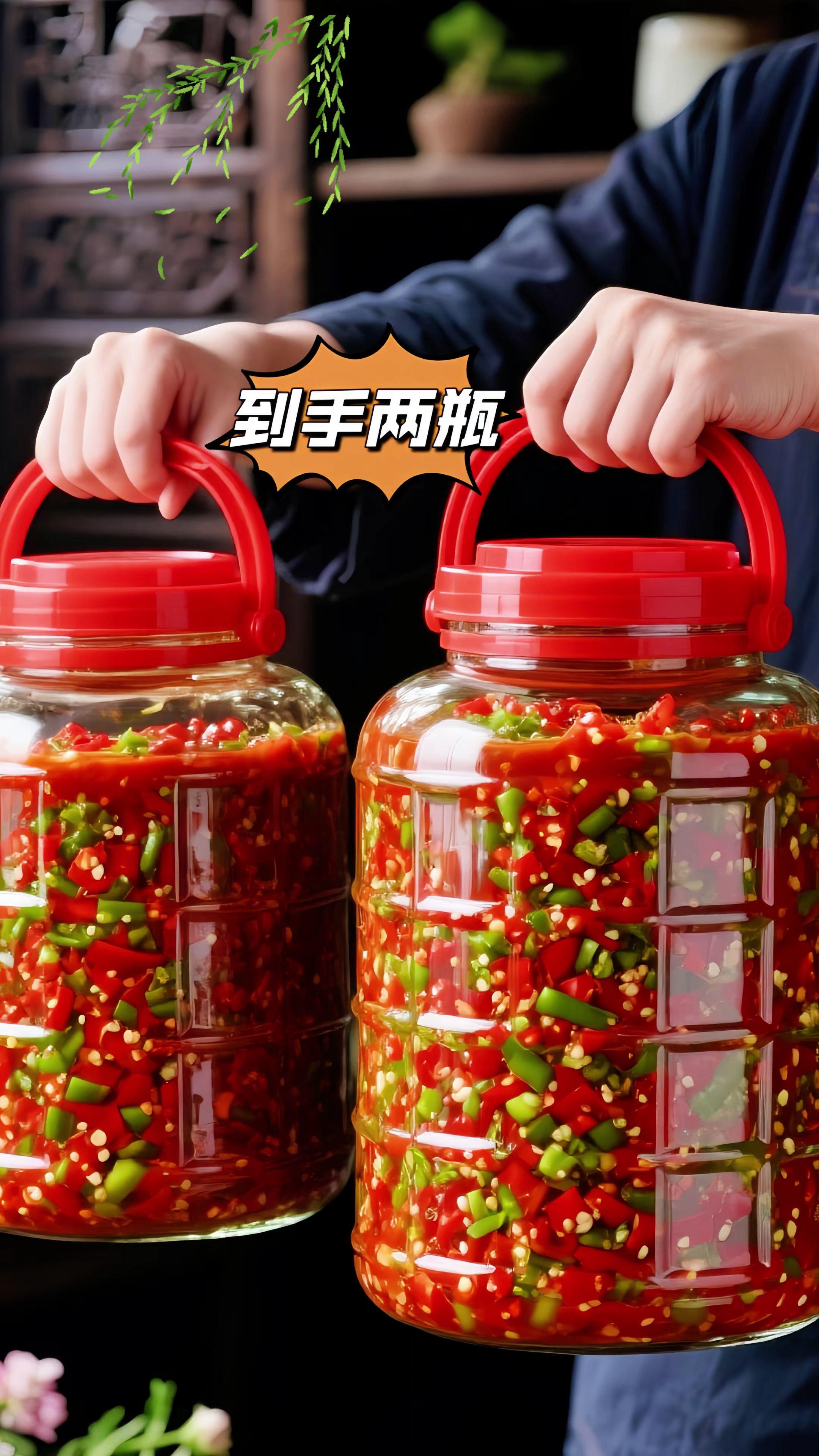 谁懂啊!这罐剁椒酱让我干了3碗白米饭🍚 打开盖子瞬间被香到跺脚!青剁椒鲜到爆汁,红剁椒辣得够劲,裹着油香直钻鼻腔,空口吃都停不下来! 拌面条、抹馒头、浇在烤鱼上…万物皆可搭,厨房小白也能秒变厨神!囤3罐都怕不够吃,嗜辣星人快冲! #剁椒酱天花板 #干饭神器 #厨房好物 #美食分享 #嗜辣星人集合