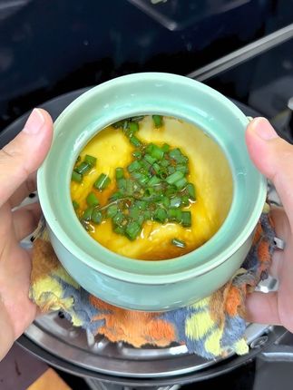 开水蒸鸡蛋羹 零失败的做法,像果冻一样QQ弹弹的出营养又好吃,孩子可喜欢吃了,不会做鸡蛋羹的姐妹赶紧学起来!!#瓦罐炖盅 #瓦罐煨汤 #瓦罐美食鸡蛋羹#简单营养又美味