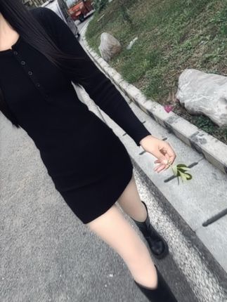 有人怕你花他的钱,一遍一遍的告诉你,他没有钱。有人生怕你不相信他爱你,一直用钱砸你,生怕你不花他的钱。有人相遇是为了让你相信人间值得,而有的人相遇是为了教会你人间清醒!伸手要的终究是施舍,主动给的才是偏爱#穿搭 #秋季穿搭#显瘦穿搭