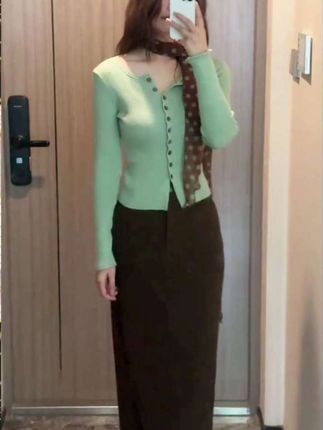 取悦自己。无论贫富,都会以自己喜欢的方式打扮自己,让自己感到赏心悦目;#高级感穿搭 #女大学生 #温柔风穿搭 #韩系穿搭 #气质穿搭