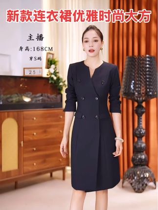 #dou上热门 #高级感穿搭 #气质女人 #穿出自信穿出美丽 #女人味穿搭 春秋冬三季可穿气质优雅修身显瘦连衣裙,这条裙子简直就是我的梦中情裙,深藏青色真的超级显气质,穿上它感觉自己瞬间变得高雅起来了!而且它的版型非常修身,可以完美的勾勒出身材曲线,特别显瘦。我身高一六八,体重九十八,穿起来显得又高又瘦,简直绝了!喜欢这种风格的姐妹们一定不要错过!