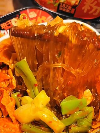 我还是第一次吃到这么多料的酸辣粉,就是这个班干部酸辣粉里面足足有八包料包,有嘎吱嘎吱的贡菜、酥脆的腐竹,搭配上真材实料的红薯粉,一口下去q弹爽滑,酸酸辣辣的特别过瘾。现在到手一箱六桶才这个价,爱吃酸辣粉的宝子一定要多囤点! #太好吃了 #快来一起尝个鲜 #班干部酸辣粉 #酸辣粉 #抖音美食推荐官