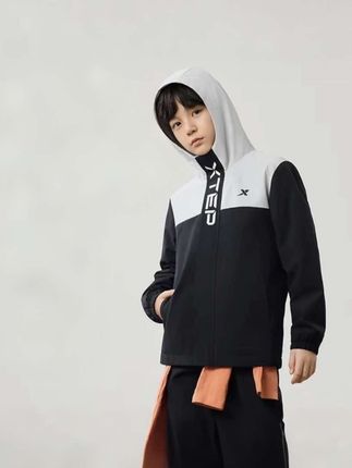 哇,这个衣服还真防水啊。当然了,这个是特步加新款的三防面料,防风、防水、防油污的。#儿童冲锋衣 #儿童户外冲锋衣 #特步儿童
