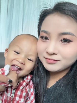 你以为他还小什么都不懂,而他却能在你委屈时帮你抱抱,在你流泪时帮你擦擦,安静的依偎在你怀里,给你个温暖的抱抱,在你耳边叫着“妈妈妈妈”。