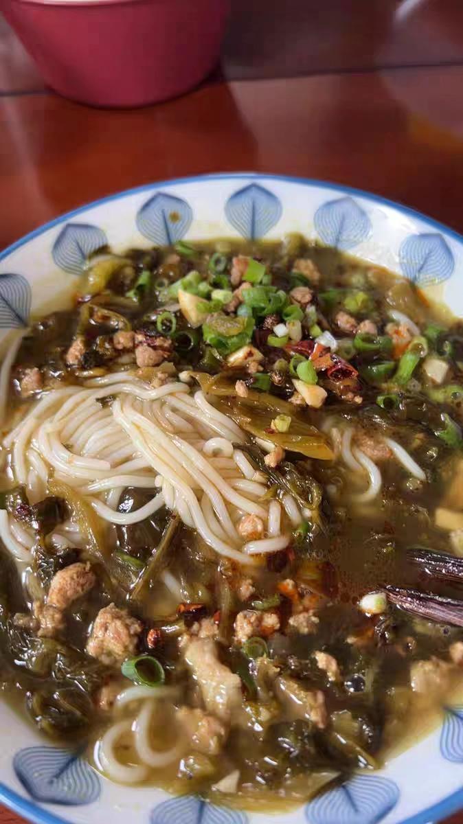 传统手工制作,正宗大米清香,味道鲜厚,米香浓郁,一口下去就很过瘾。这就是我们的过桥米线。半干米线,云南米线,口味多样,总有一款适合你。如果你也想尝尝正宗的过桥米线,那就赶快下单吧!#美食#抖音美食推荐官