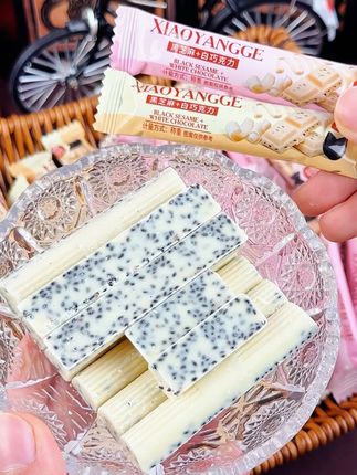 吃腻了普通巧克力?这款黑芝麻牛奶巧克力值得一试!黑芝麻的醇厚搭配巧克力的香浓丝滑,口感超惊艳。独立包装方便携带,个位数就能拿下20根,巧克力爱好者快囤!#巧克力 #白巧克力 #黑芝麻巧克力 #巧克力控 #牛奶巧克力