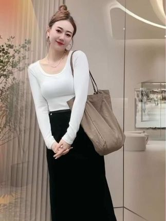 #高级感穿搭 #气质穿搭 #洋气减龄 #显瘦穿搭 #半身裙秋冬新款黑色金丝绒直筒裙后开叉垂感半身裙高腰显瘦遮肉气质优雅
