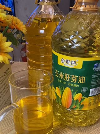 东北玉米胚芽油 天然营养 健康美味 滴滴清香 东北玉米胚芽榨的油,金黄透亮像淬了光。开盖就是谷物的清甜味,烟点高炒菜不呛人,凉拌滴两滴就提鲜。保留胚芽里的满满养分,煎炒烹炸都合适,一口尝到黑土地的实在香。#东北玉米胚芽油#玉米胚芽油#玉米食用油#玉米胚芽油一级压榨