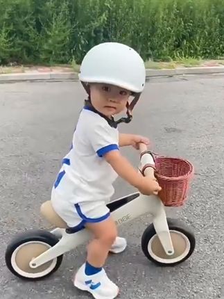 宝宝会走路以后,就喜欢到处跑,可以给它安排一个平衡车,不用脚蹬,能走就能玩,锻炼宝宝的胆量和平衡能力。车身轻便,孩子骑起来很灵活,摔倒也不疼,孩子很喜欢,快给你家宝宝也安排吧!