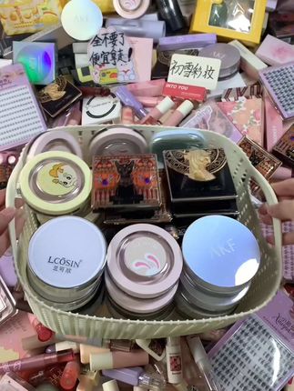 赶快来！冲了！这里好多的化妆品，都装不下了～ 来拿来拿！早上7.30开始，各种美妆都有。速来 直接拿走！#平价彩妆 #粉底液 #唇釉 #假睫毛 #腮红