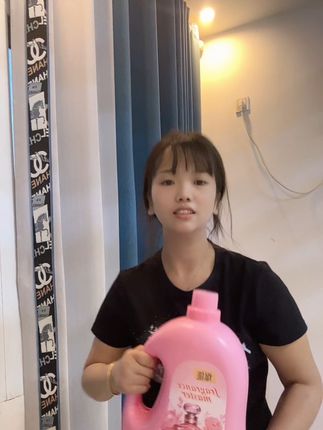 洗衣服还得是小苏打洗衣液,加量不加价到手13斤,关键去污能力真的好,洗完的衣服香香哒#香氛洗衣液 #洗护好物 #爆款热卖中