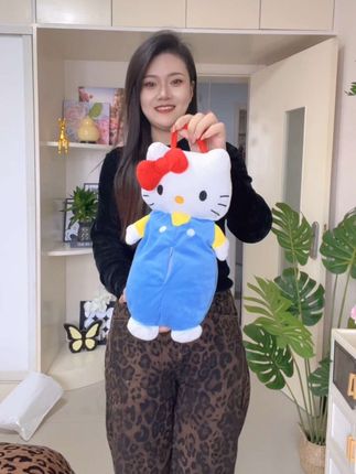 十来块钱就买到了凯蒂猫纸巾盒,真的好可爱啊!它不仅是一个好看的摆件,还是一个实用的纸巾盒,把纸巾放进去,要用的时候用一张扯一张老方便了,而且它还是挂式的,可以挂在家里或者车上,方便又实用。#也太可爱了吧#毛绒公仔 #凯蒂猫纸巾盒#纸巾盒我的凯蒂猫纸巾盒真的好可爱啊