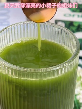 夏天爱穿漂亮的小裙子姐妹们!一定要试试这个冻干   #羽衣甘蓝粉   富含丰富的维C和膳食纤维 ,直接兑水或者加入牛奶,口感丝滑浓郁,管理期的姐妹们可以放喝,#仙女都在喝什么  #羽衣甘蓝   #奇亚籽    到手整整(3盒)还送摇摇杯