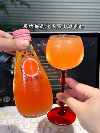 这么漂亮的高脚杯和手提包包,居然都是我买果小酒送的,到手八瓶不同口味的果酒,开瓶是浓郁的水果甜香扑鼻芬芳,入口清甜顺滑不苦不涩巨好喝,太适合和姐妹凑一起微醺聊天了#果小酒#果酒#仙女都在喝什么 #强烈推荐#微醺