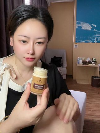 姐妹们我家的透骨草膏都收到了吗,好用不,我自己天天都在用,有肩,颈,腰,膝,手肘,手指,脚趾,不得劲的,珞膊抬不起来的,蹲下就很难起来的,走道很费劲的,运动打球扭到的,浑身不得劲的,可以用这个,哪里不得劲您用在哪里,轻轻按摩3分钟在涂抹即可,半小时后开始温和发热的很舒服~