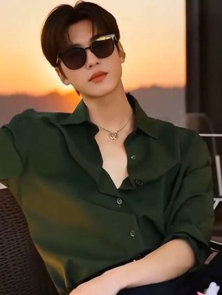 秋季想拥有高级感痞帅穿搭,这件张玲鹤同款绿色衬衫不容错过#明星同款 #高级感穿搭 #气质穿搭 #痞帅穿搭 #阳光帅气