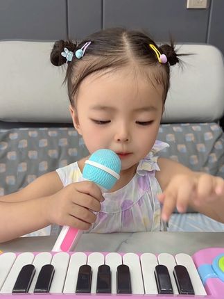 这款儿童音乐电子琴女儿可喜欢了,玩得有模有样的根本停不下来,,轻轻一按就有音乐,有很多早教内容,不仅是个早教机,还能给宝宝音乐启蒙,锻炼手指灵活度和动手能力!值得入手过!#儿童电子琴 #一本正经乱弹琴 #钢琴启蒙 #抖音记录成长 #@抖音电商 @DOU+上热门