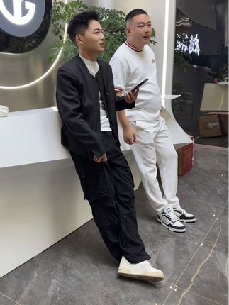 九红搞活动特意跑过来跟衣哥借车,你们说借还是不借@衣哥(26号10点罗蒙新款发布会)
