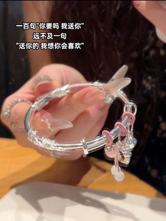 是谁还没有收到好朋友送的kt手镯#七夕礼物 #这也太好看了 #银手镯 #繁花手镯#惊喜跟礼物都是来自爱你的人