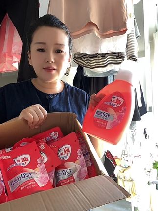 我们全家痘很喜欢这个吊牌洗衣液,夏天穿衣服出去全身都是香香的#洗衣液 #雕牌