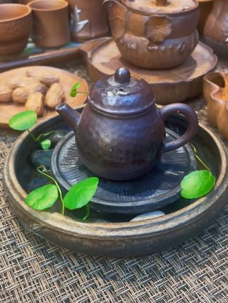 🍃 挖到超绝的中式茶桌小景!氛围感拉满 古朴陶盆里,潺潺“活水”(其实是循环水泵啦~)配着铜钱草,茶歇时瞥一眼,像在茶室藏了片小江南🌿 #茶桌美学 #中式摆件 #茶空间 #氛围感好物 #铜钱草