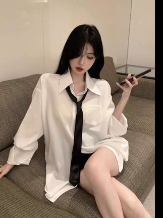白衬衣搭配黑领结!搭配短裤气质超A!又纯又欲,谁穿谁好看!#气质穿搭 #显高显瘦显腿长 #时髦精 #又酷又飒 #衬衣穿搭