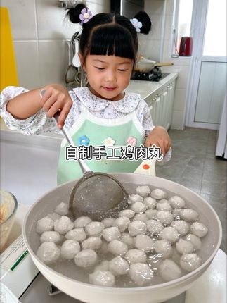 记录放学日常,给妈妈做手工鸡肉丸和鸡汤米线 #满小饱松茸鸡汤米线#vlog日常 #美食