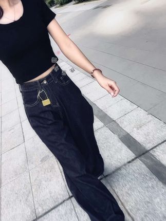#阔腿牛仔裤 #遮肉显瘦穿搭 #梨形身材穿搭 #时尚休闲 #早秋穿搭