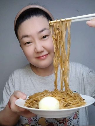 记录减重降压第18天,为了打破体重平台期,八月份实行16+8减肥法,戒掉一切饮料,本月目标瘦到100斤,加油吧自己!
