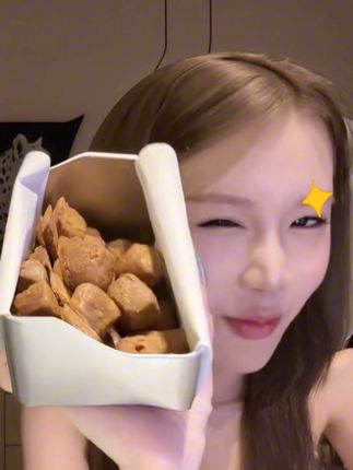 一定安利这个焦糖奶油脆球给所有人,真的太好吃啦!#零食推荐 #大kitttty #电子榨菜 #人字拖爱豆