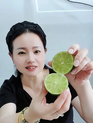 切几片加点蜂蜜三杯水,外面这样点一杯要20几,自己家里做实惠划算#青柠檬 #柠檬