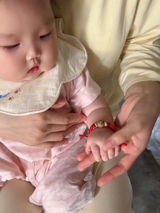 在河南宝宝刚出老辈们都要送上这个纯手工编织红绳手链!防惊保平安!婴儿桃木红绳手链桃木手链宝宝防惊吓红绳儿童十二属相受惊本命年#手串 #红绳手链 #红绳 #桃木挂件 #保平安求顺利