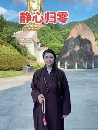 修行的意义是什么? 修行就是接纳所有人 接纳的过程就是历练你的心性 放大你的格局和心量 直到把你自己磨练成 一个心静圆满的人 因为心外无物,你所看到的,感受到的,都是你内心的呈现。 也就是说:别人都是你另外的样子。 所以, 欢喜别人就是欢喜自己, 憎恨别人就是憎恨自己。 他们都是面面镜子,你从镜子里面看到了你的一个个缺点,就及时改正过来。 要万分感谢镜子的呈现, 才让你看到了全方位的自己, 而不是看到镜子呈现出了你的缺点, 就对着镜子大发雷霆,恼羞成怒。 这就是修行的意义#修行 #正能量 #传递善良传递爱 #记录真实生活 #旅游