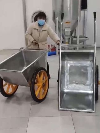 猪场不锈钢小推车饲料车养殖设备两轮斗车四轮车手推车翻斗车#两轮翻斗车 #手推车#搬运车装卸车 #生活好帮手 #省时省力效率高