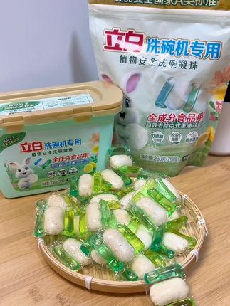 自从装了洗碗机,算是成功解放了一只手,外加一颗全能全效洗碗凝珠,成功解放了双手。立白家新出这款洁净、养护、闪亮全效合一的洗碗凝珠,一颗就兼备了清洁、护理、除菌的全部功能,还是食品安全国家A类标准,全成分食品用#立白A类洗碗凝珠;#立白植物安全洗碗凝珠 #立白植物洗碗珠